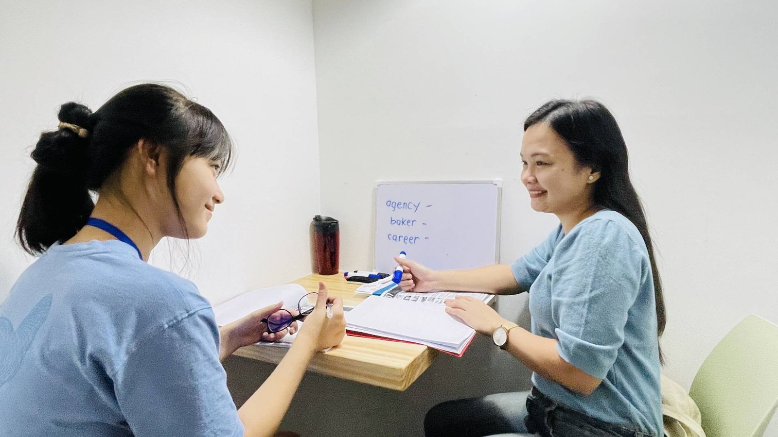 세부 어학연수 전문 B Cebu 어학원에서 강사와 학생이 마주 앉아 집중적으로 진행하는 1대1 맞춤형 영어 수업 및 피드백 풍경