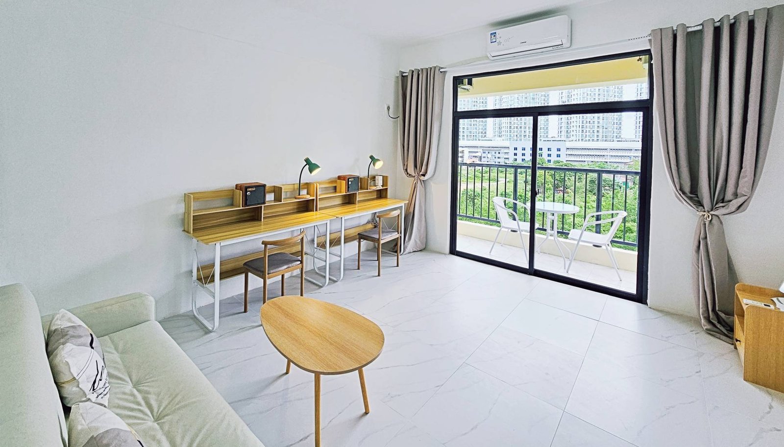 필리핀 세부 B'Cebu 어학원 기숙사 Twin + Living 타입 거실, 소파 및 발코니 전경