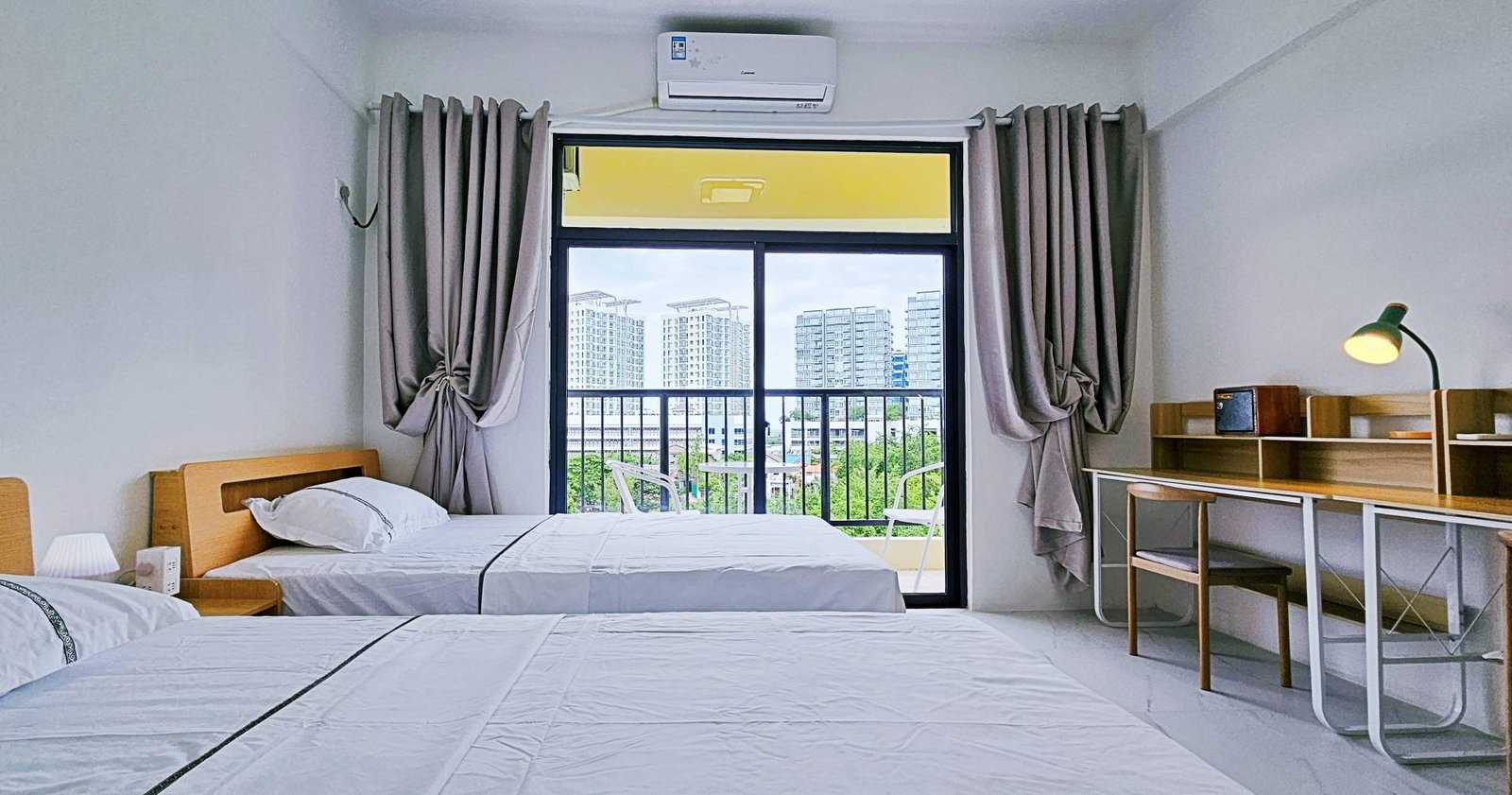 필리핀 세부 B'Cebu 어학원 기숙사 Twin 2인실 침실 및 책상 내부 전경