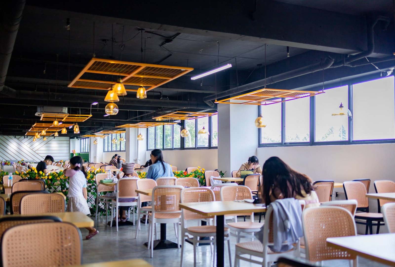 세부 어학연수 캠퍼스 내에 위치한 아늑하고 현대적인 디자인의 스터디 룸 및 라이브러리 전경. 학생들이 조용히 학습하고 독서하는 공간