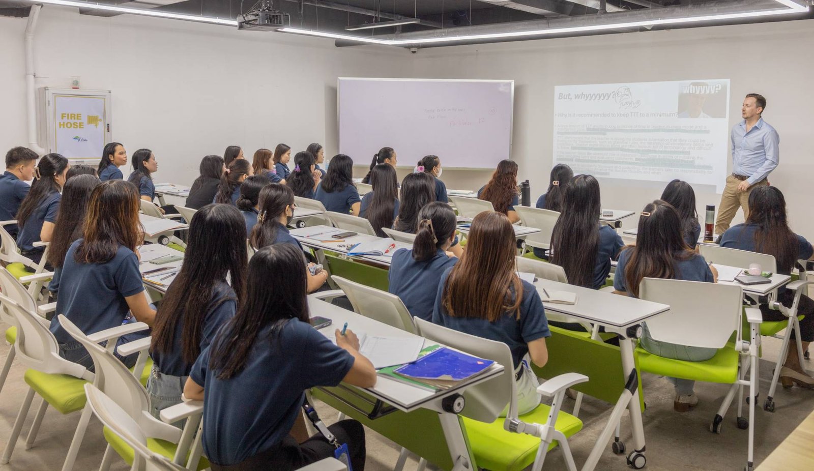 세부 어학연수 전문 B Cebu 어학원의 대형 프레젠테이션 룸에서 강사 트레이닝 및 세미나가 진행되는 모습