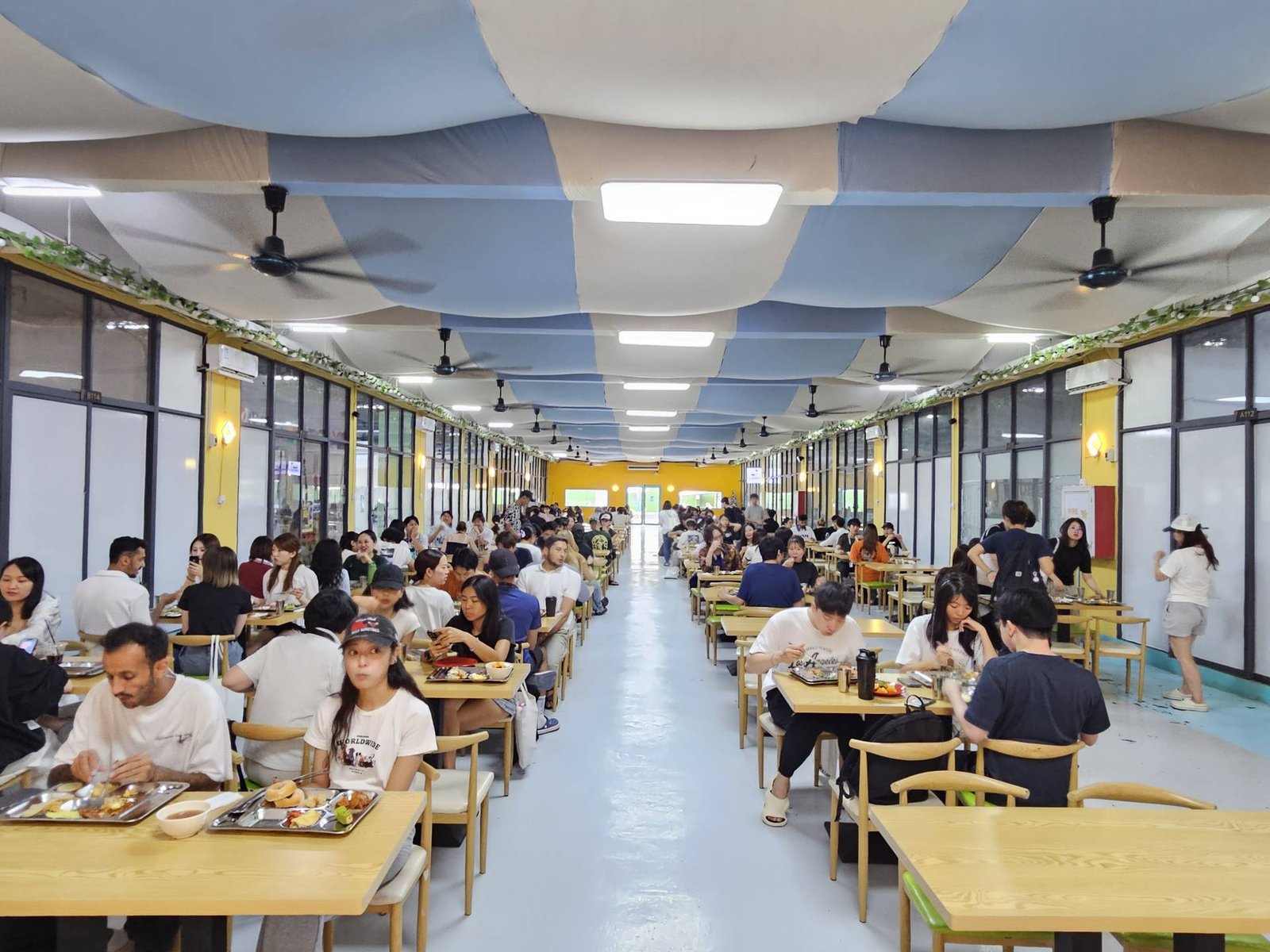 세부 어학연수 전문 B Cebu 어학원의 넓고 쾌적한 학생 식당 및 구내식당에서 학생들이 식사하는 전경