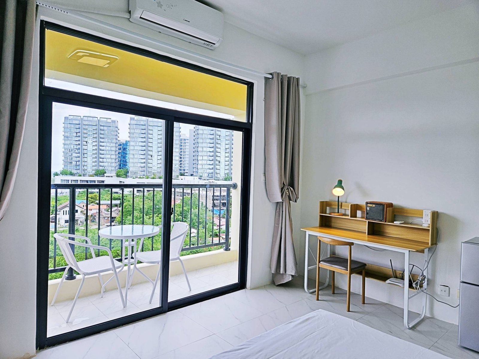 필리핀 세부 B'Cebu 어학원 기숙사 Single 1인실 침실, 책상 및 발코니 전경