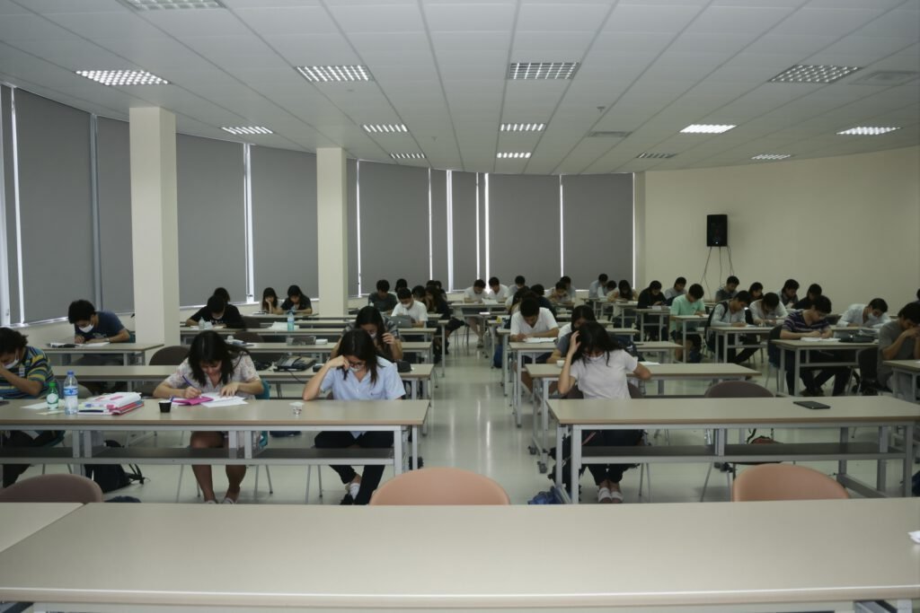 학생들이 책상에 앉아 공부하는 넓은 대강의실 내부 전경.