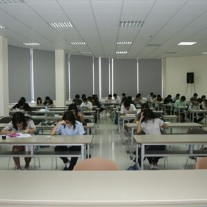 학생들이 책상에 앉아 공부하는 넓은 대강의실 내부 전경.