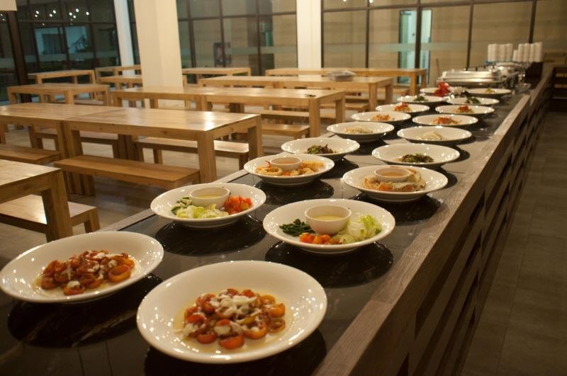 필리핀 어학연수 어학원 구내식당 내부 깔끔하게 차려진 뷔페식 식사 메뉴 및 테이블 공간